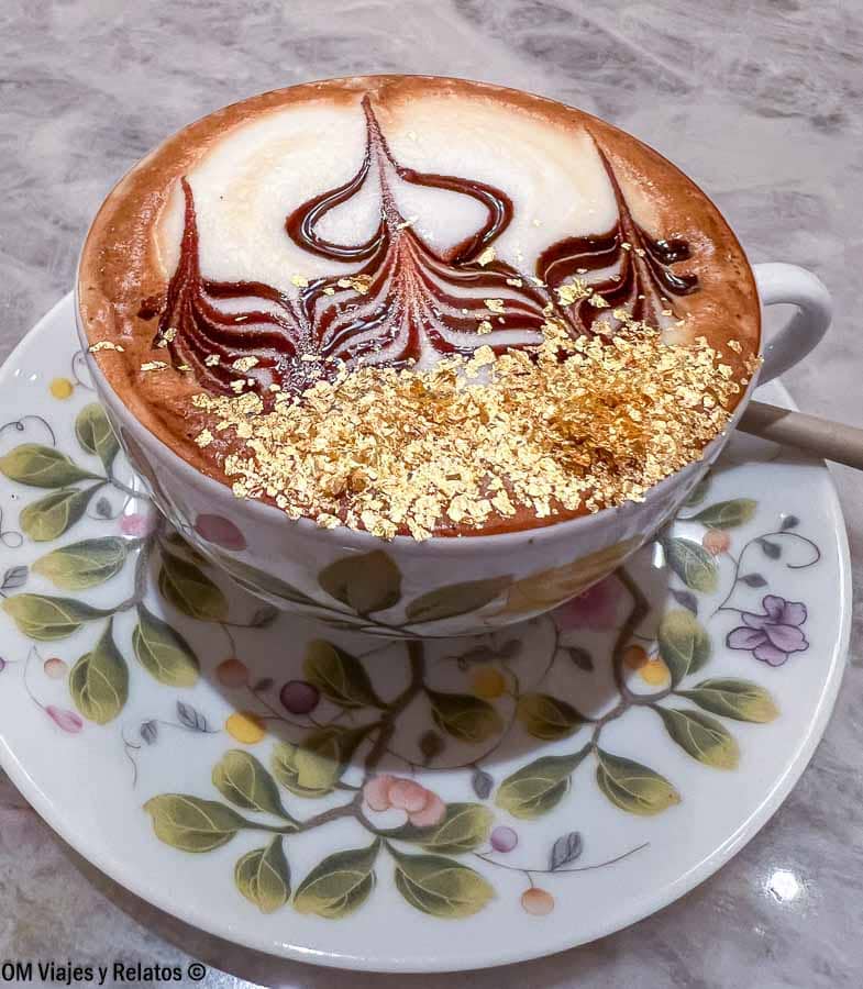 Café capuchino decorado con láminas de oro en Dubái, una experiencia gastronómica curiosa para incluir en los consejos para viajar a Dubai.