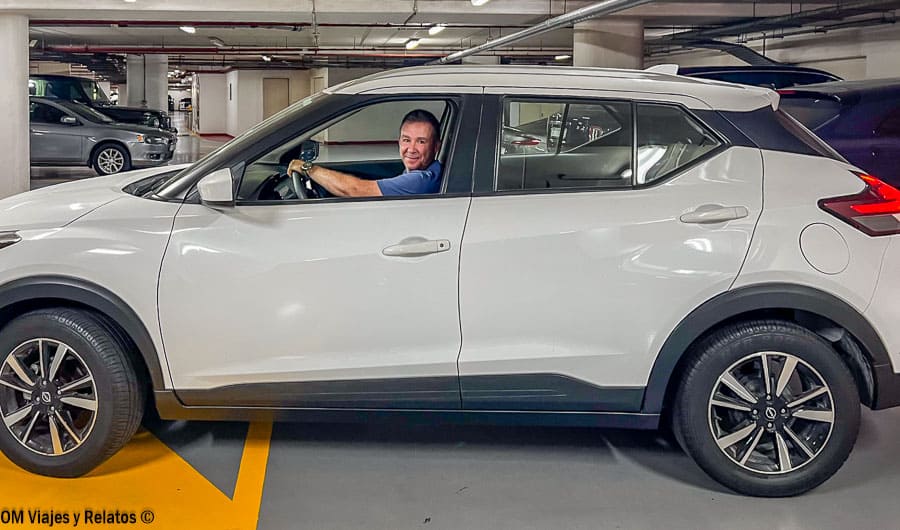 JC en nuestro coche de alquiler en Dubái