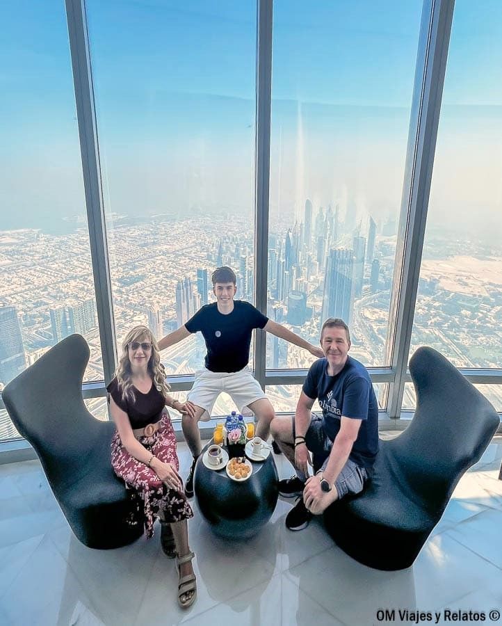 OM Viajes y Relatos en el Mirador del Piso 148 del Burj Khalifa.