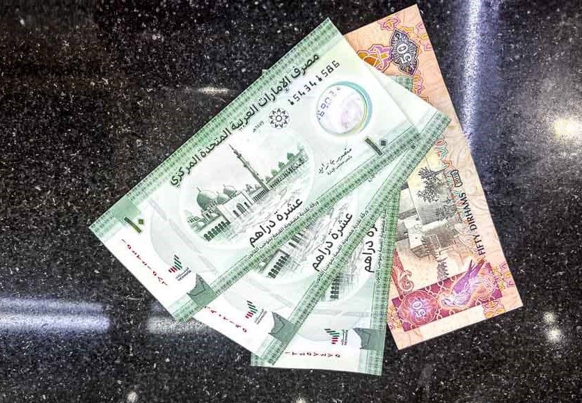 Billetes de dirhams de Emiratos Árabes, información práctica sobre moneda y pagos para incluir en los consejos para viajar a Dubai.
