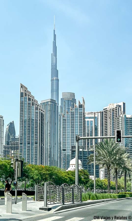 Vista del Burj Khalifa entre los rascacielos de Dubái, una imagen icónica para ilustrar consejos para viajar a Dubai.