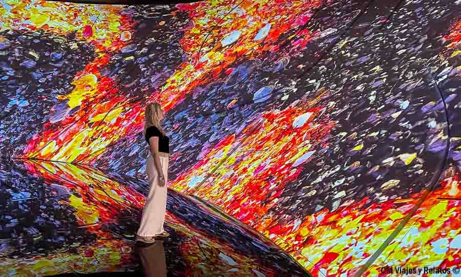 Foto mía en una sala de arte digital inmersivo en Dubái, una experiencia diferente para incluir en los consejos para viajar a Dubai.