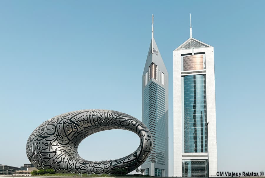Museo del Futuro junto a las Emirates Towers, una imagen icónica de la arquitectura moderna para incluir en los consejos para viajar a Dubai.