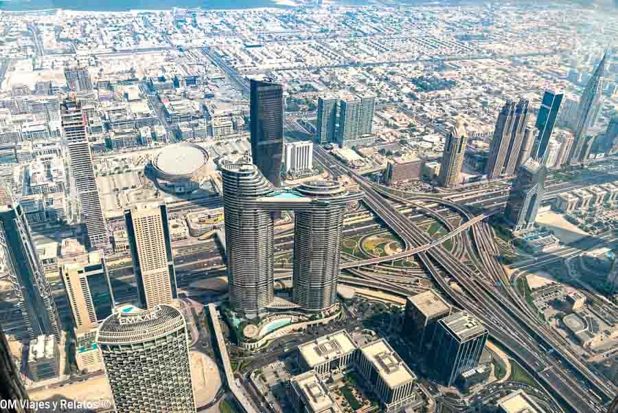Vistas panorámicas de Dubái desde el mirador de la planta 148 del Burj Khalifa, una experiencia imprescindible dentro de los consejos para viajar a Dubái.