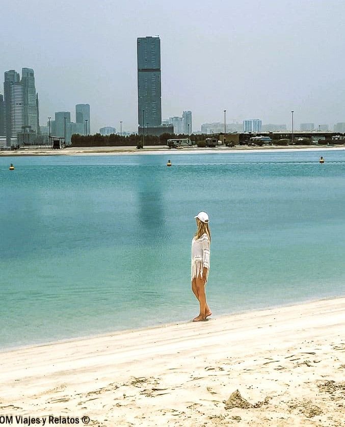 Una servidora en una de las playas urbanas de Dubái.