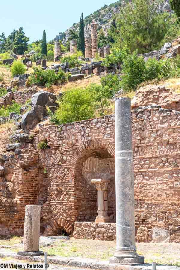 Columnas y muros de piedra en las ruinas de Delfos, un punto clave al visitar el Oraculo de Delfos.