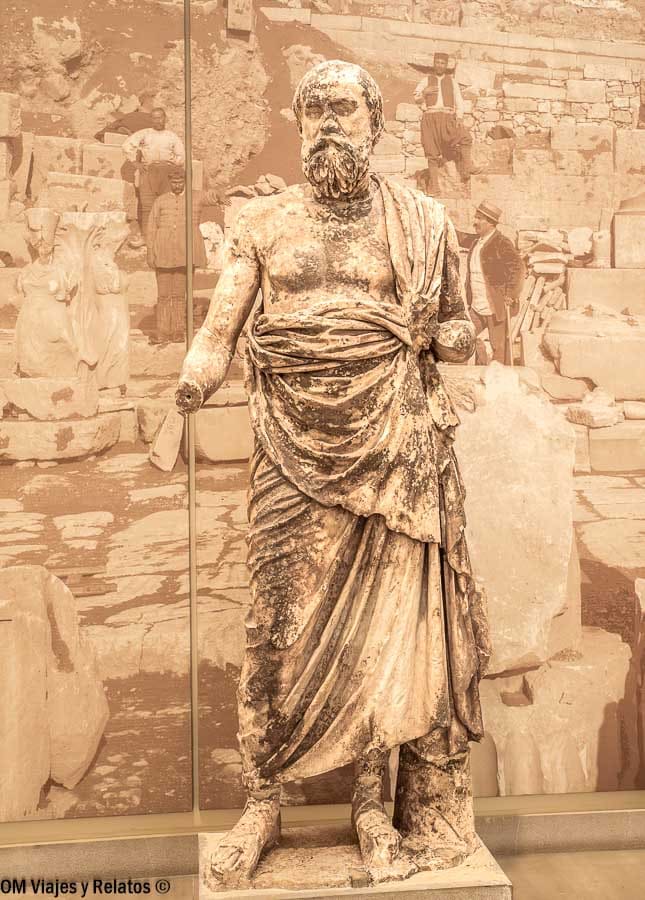 Estatua antigua de un hombre barbudo en el museo de Delfos, una parada clave al visitar el Oráculo de Delfos.