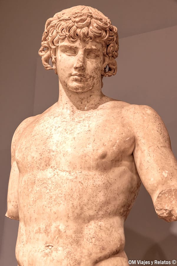 Estatua de un joven en mármol expuesta en el museo de Delfos, una parada recomendada al visitar el Oráculo de Delfos.