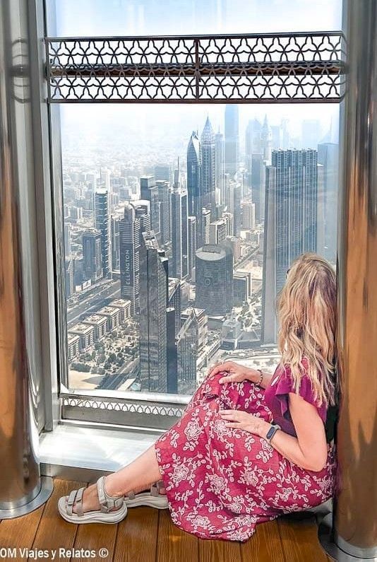 Una servidora durante mi subida al Burj Khalifa.