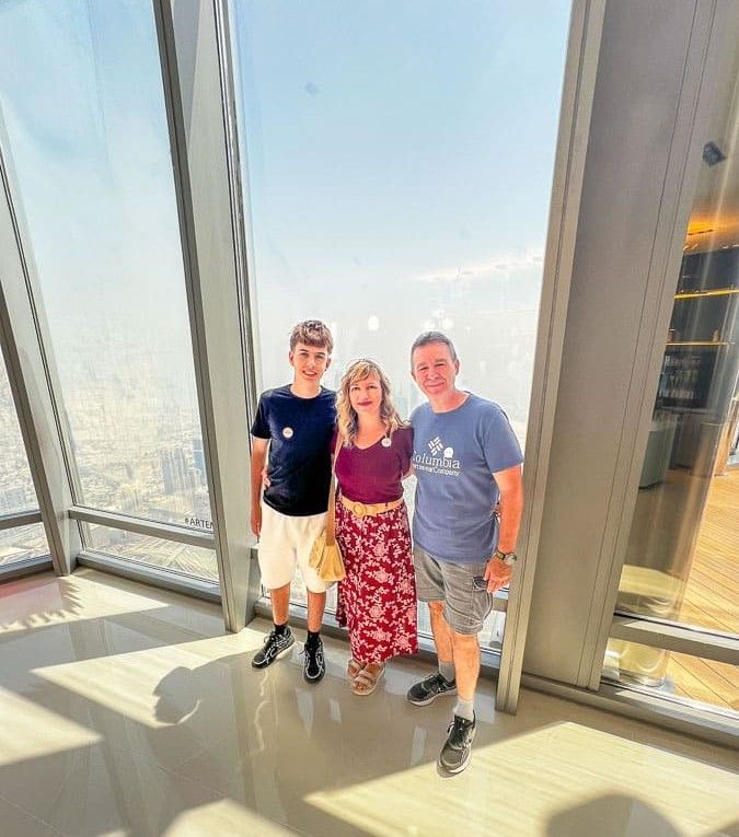 Raúl, Olga y JC en nuestra visita al Burj Khalifa de Dubái.