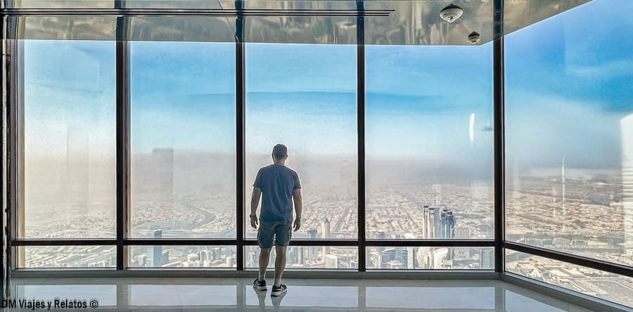 JC en la planta 148 del Burj Khalifa en Dubái.