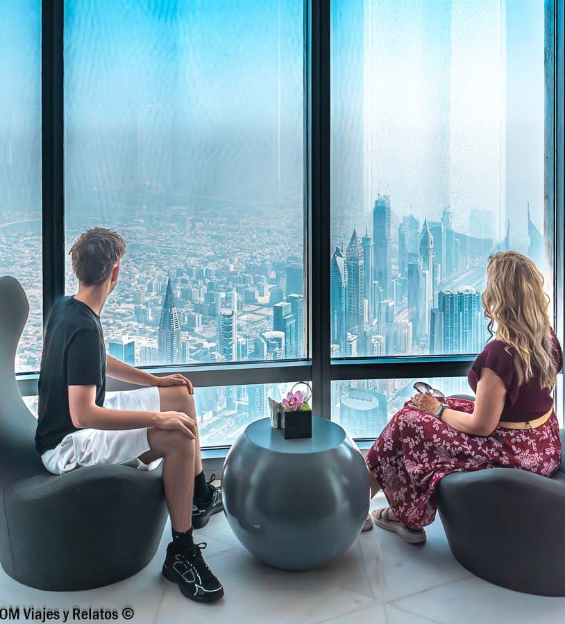 Raúl y Olga en el Mirador más alto del mundo, Burj Khalifa, piso 148.