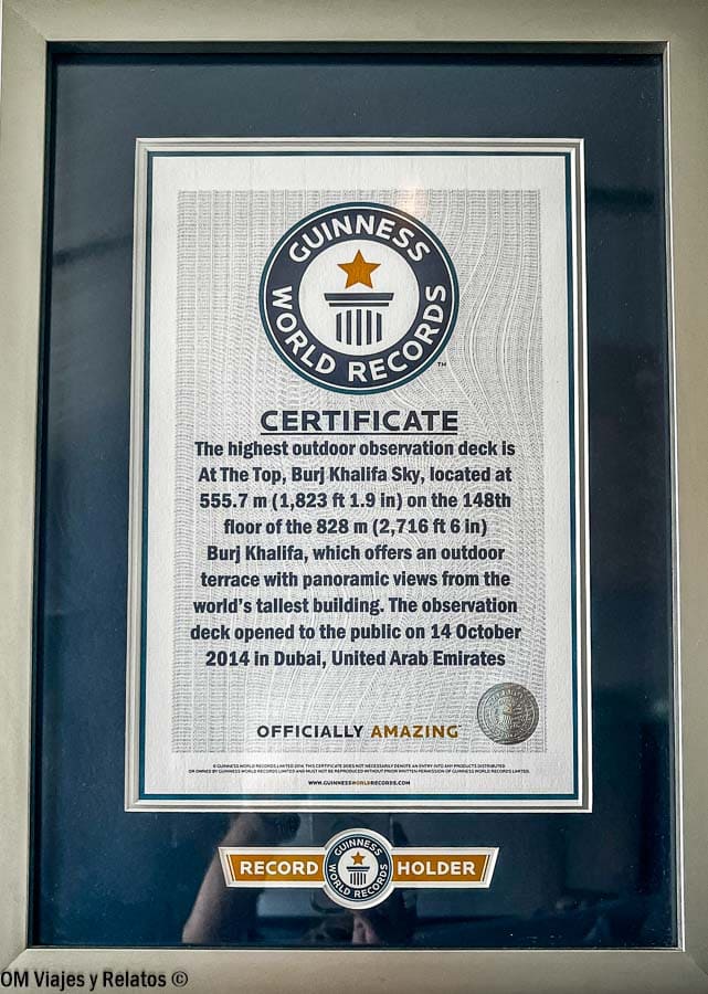 Subir al Burj Khalifa: certificado enmarcado de Guinness World Records del mirador “At the Top Burj Khalifa SKY”, el observatorio exterior más alto.