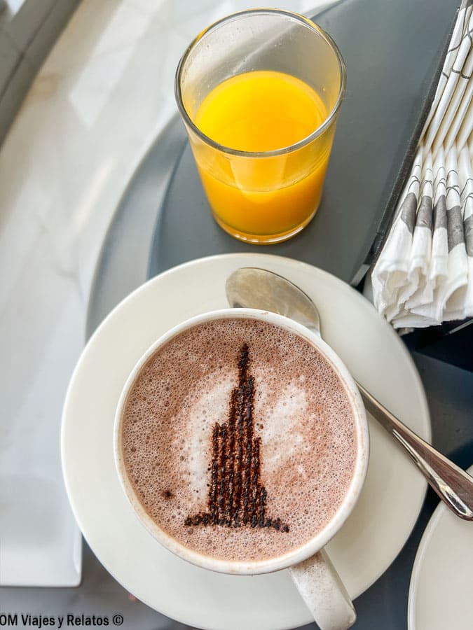 Un chocolate personalizado para mi hijo, detalle del personal del Burj Khalifa del piso 148.