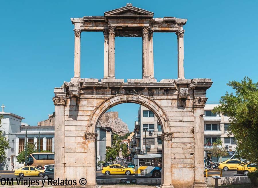 Arco de Adriano en Atenas con la Acrópolis al fondo, uno de los monumentos históricos que ver en Atenas en 2 dias.