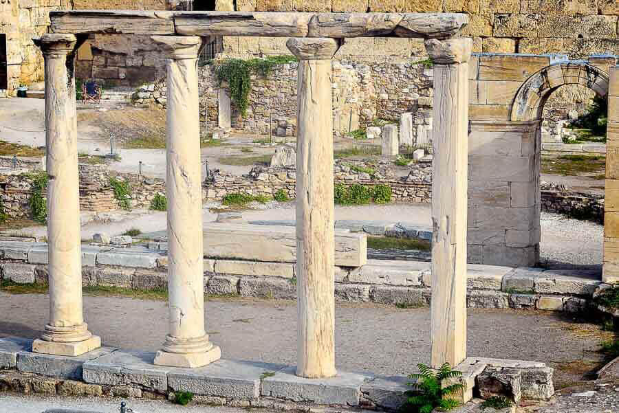 Columnas de la Biblioteca de Adriano en Atenas, uno de los lugares históricos más interesantes que ver en Atenas en 2 días.
