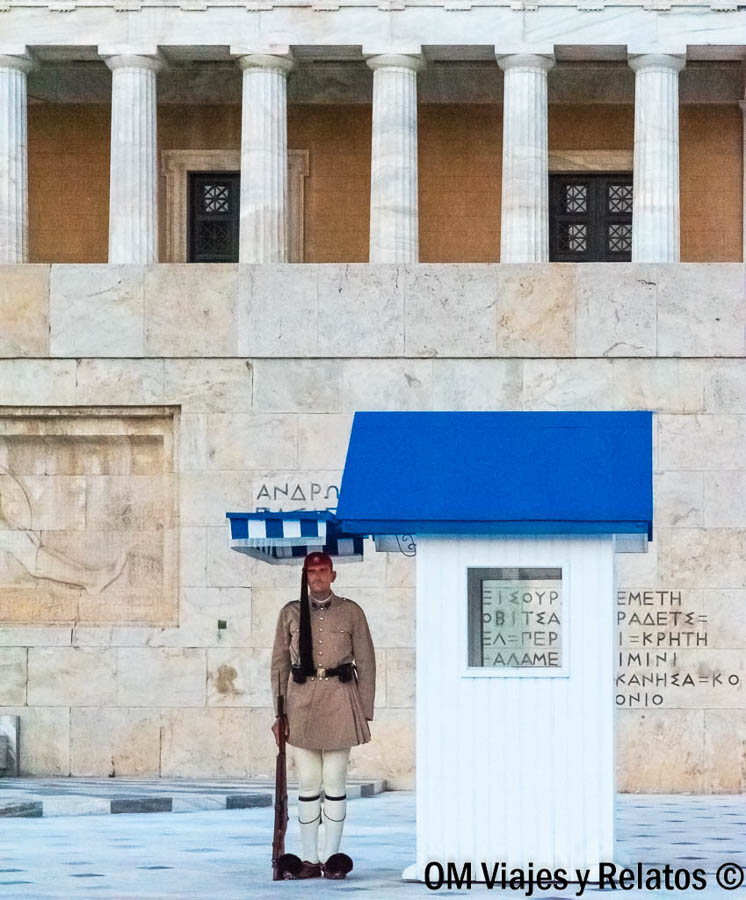 Guardia evzón frente al Parlamento de Atenas durante el cambio de guardia, una tradición imprescindible que ver en Atenas en 2 días.