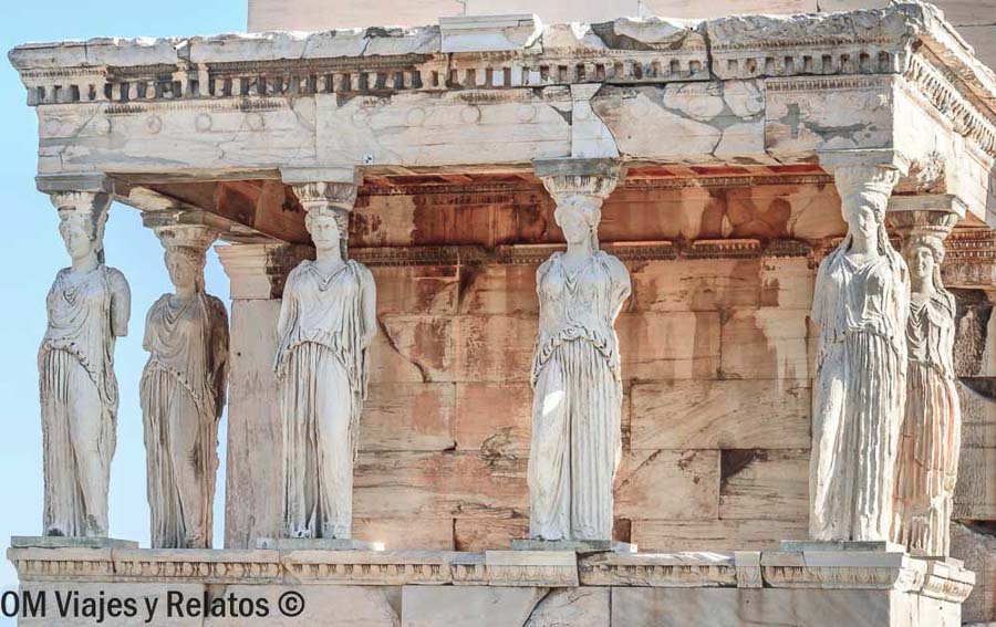 Cariátides del Erecteion en la Acrópolis de Atenas, uno de los detalles más emblemáticos que ver en Atenas en 2 dias.