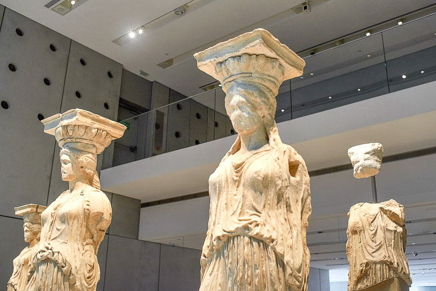 Cariátides originales expuestas en el Museo de la Acrópolis de Atenas, una visita imprescindible para entender la historia de la ciudad en una ruta sobre que ver en Atenas en 2 dias.