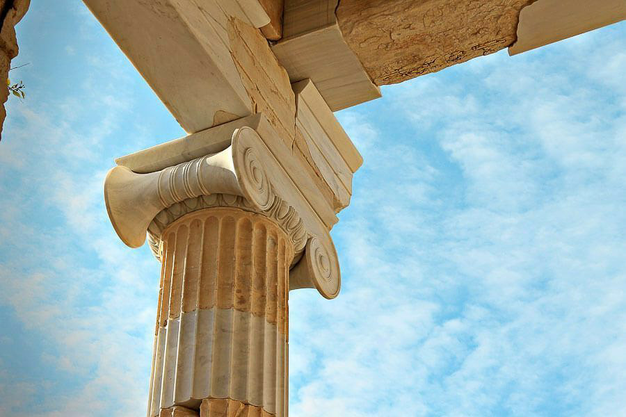 Detalle de una columna jónica en la Acrópolis de Atenas, uno de los lugares imprescindibles que ver en Atenas en 2 días.