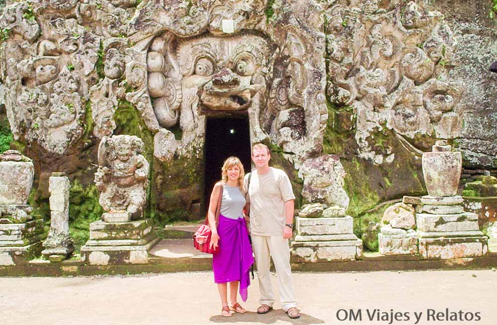 Yo y JC en la entrada del templo Goa Gajah (Cueva del Elefante) en Bali, imagen para un post sobre internet en Bali.