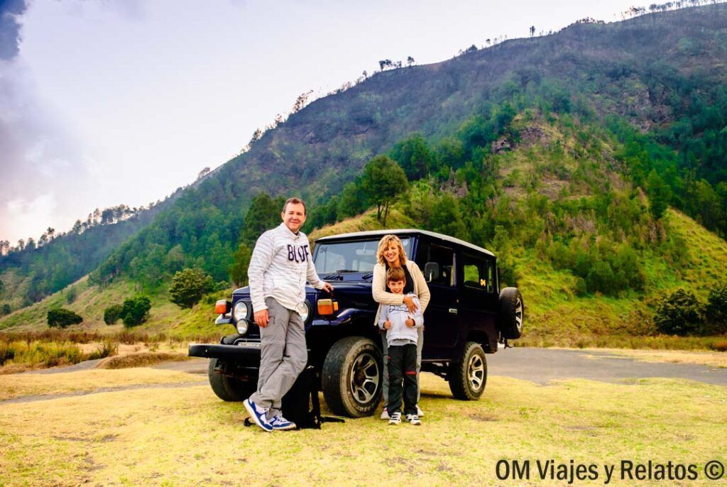 Foto familiar de OM Viajes y Relatos en Bali junto a un jeep 4x4 con paisaje de montaña, imagen para un post sobre eSIM Bali y viajar conectado.