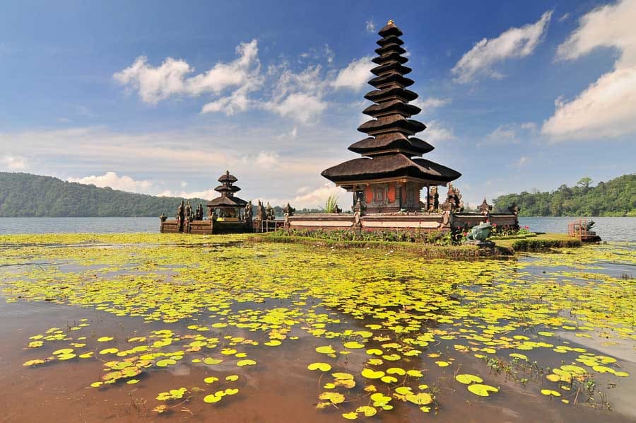 Templo Ulun Danu Beratan sobre el lago en Bali, imagen para un post sobre eSIM Bali y viajar conectado.
