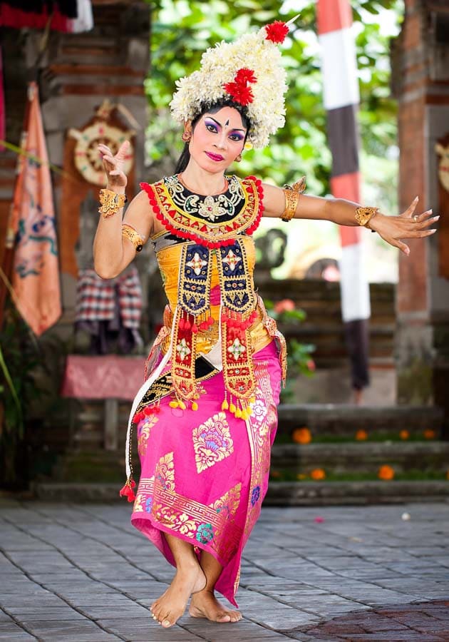 Bailarina de danza tradicional balinesa con traje y tocado colorido, imagen para un post sobre internet en Bali.