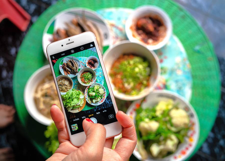 Móvil haciendo una foto a comida en Bali, ejemplo de usar datos con eSIM Bali para compartir y estar conectado.