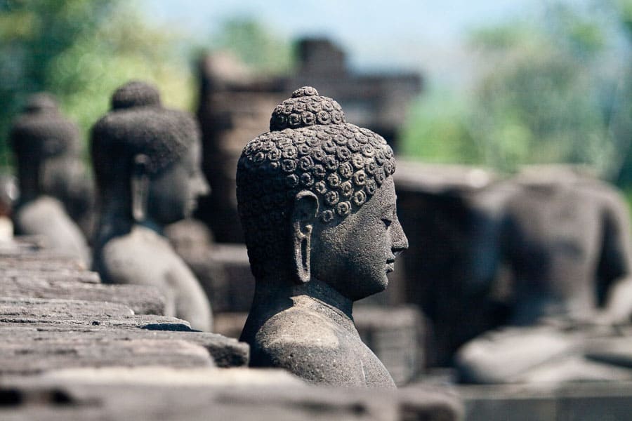 Estatua de Buda en un templo en Bali, imagen para un post sobre internet en Bali y viajar conectado.