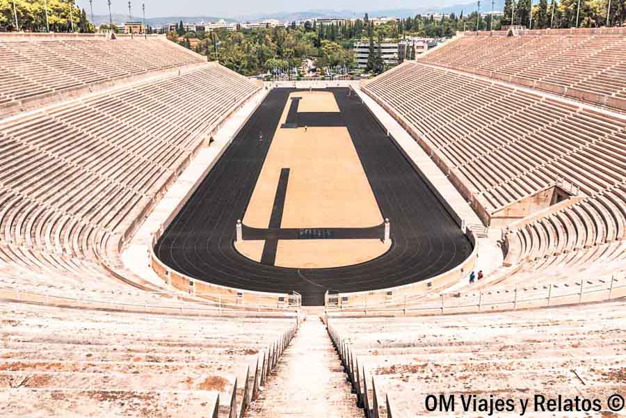 Estadio Panatenaico de Atenas con sus gradas de mármol, uno de los lugares históricos más impresionantes que ver en Atenas en 2 dias.