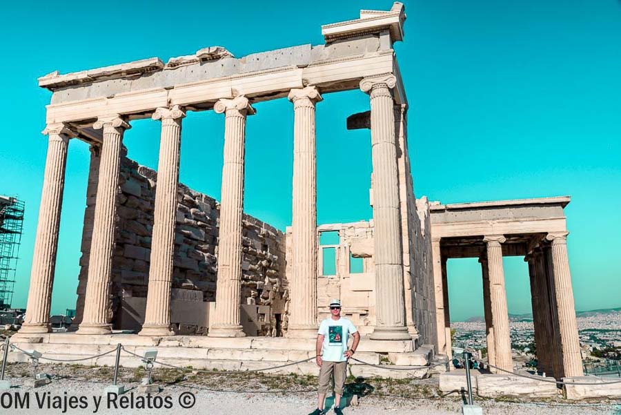 JC posando junto al Erecteion en la Acrópolis de Atenas, uno de los monumentos imprescindibles que ver en Atenas en 2 días.