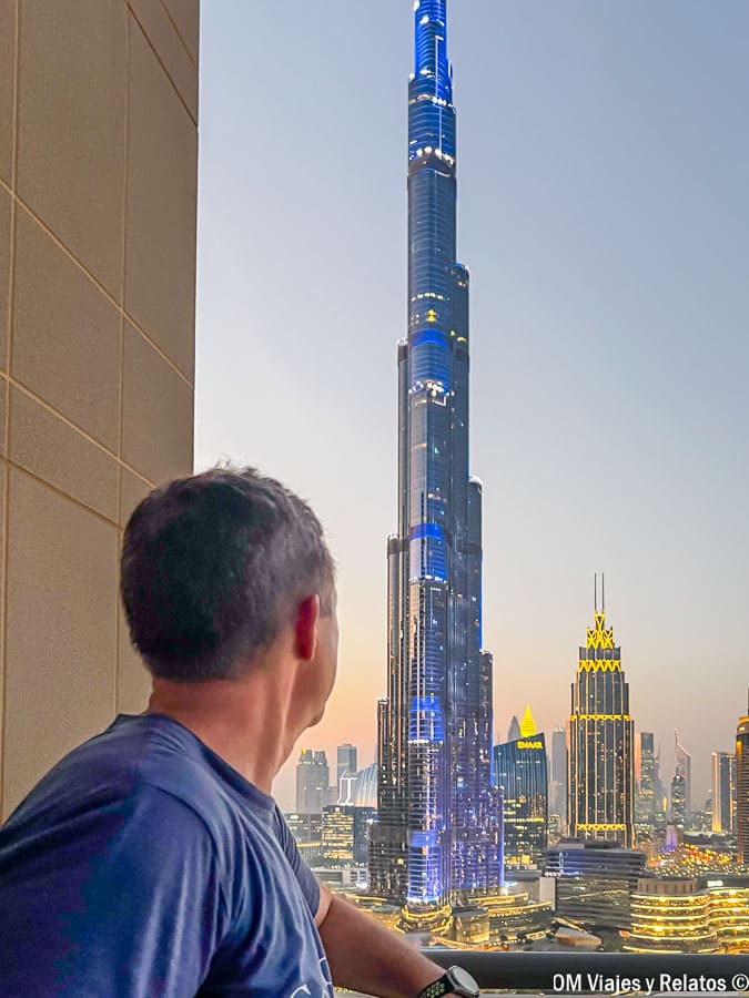 JC en la terraza de nuestro alojamiento con vistas al Burj Khalifa