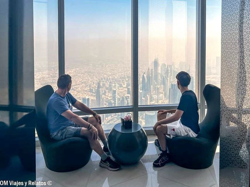 JC y Raúl en el mirador más alto del mundo en Dubái.