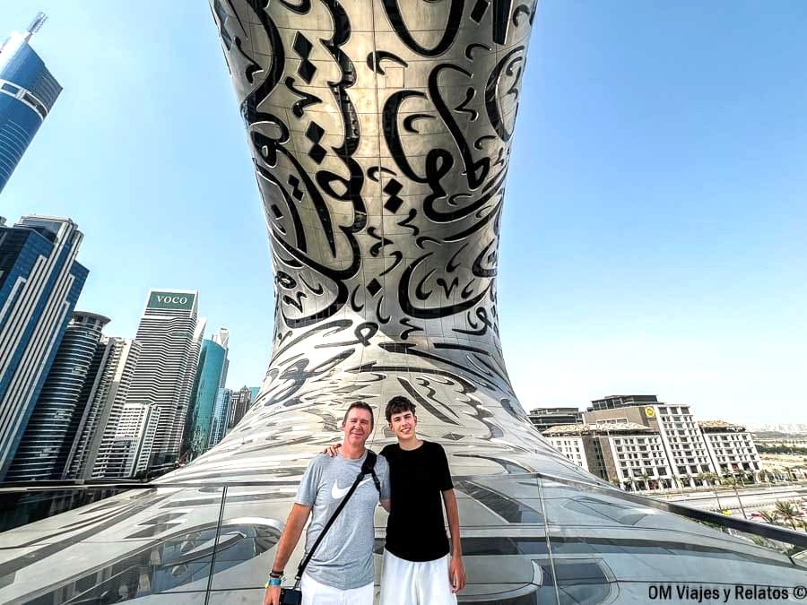 que-hacer-en-Dubai-JC-y-Raul-en-la azotea-mirador-del-Museo-del-Futuro