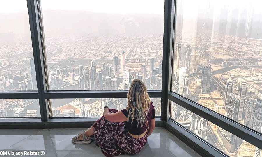 Olga en nuestra visita al Burj Khalifa