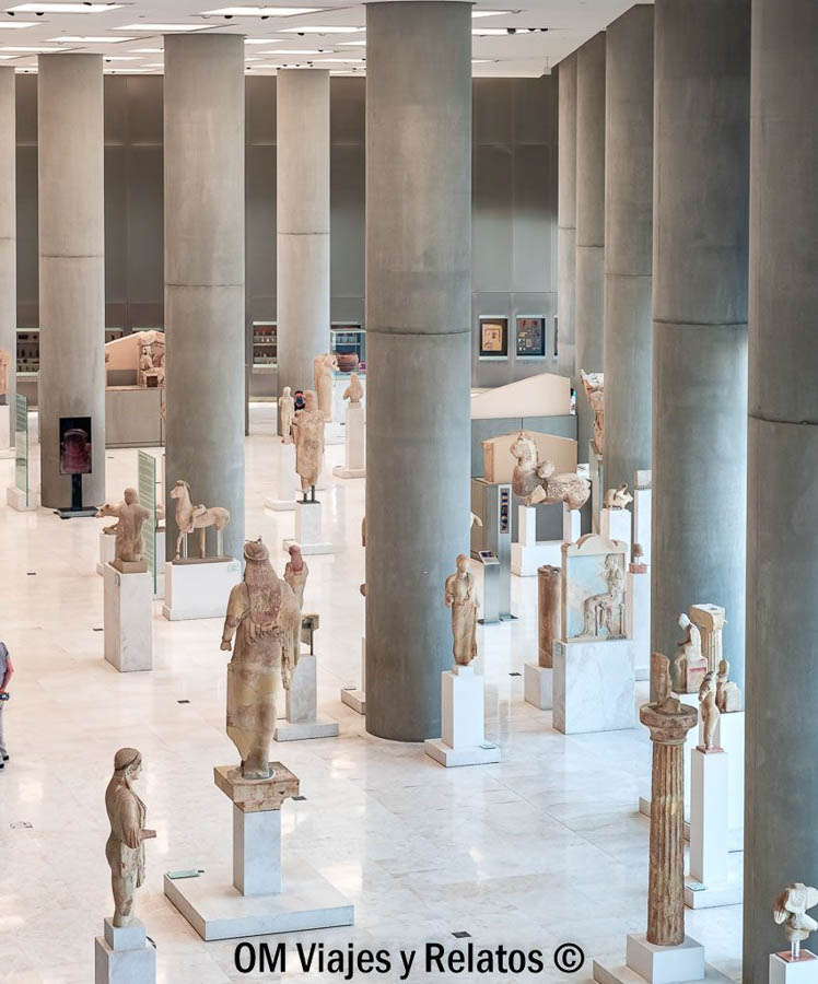 Sala principal del Museo de la Acrópolis de Atenas con esculturas clásicas y grandes columnas, una visita cultural imprescindible que ver en Atenas en 2 días.
