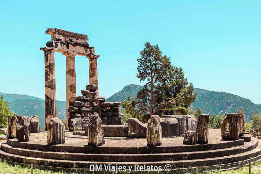 Ruinas del santuario de Delfos con columnas antiguas y paisaje de montaña, una excursión histórica desde Atenas para completar una ruta sobre que ver en Atenas en 2 días.