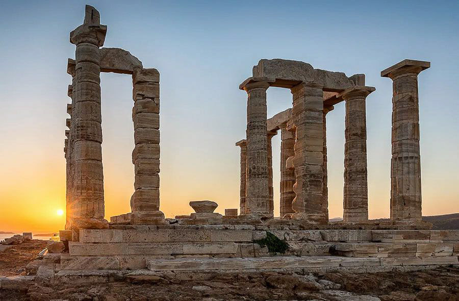 Templo de Poseidón en Cabo Sunión al atardecer, una excursión imprescindible cerca de Atenas para completar una ruta sobre que ver en Atenas en 2 dias.