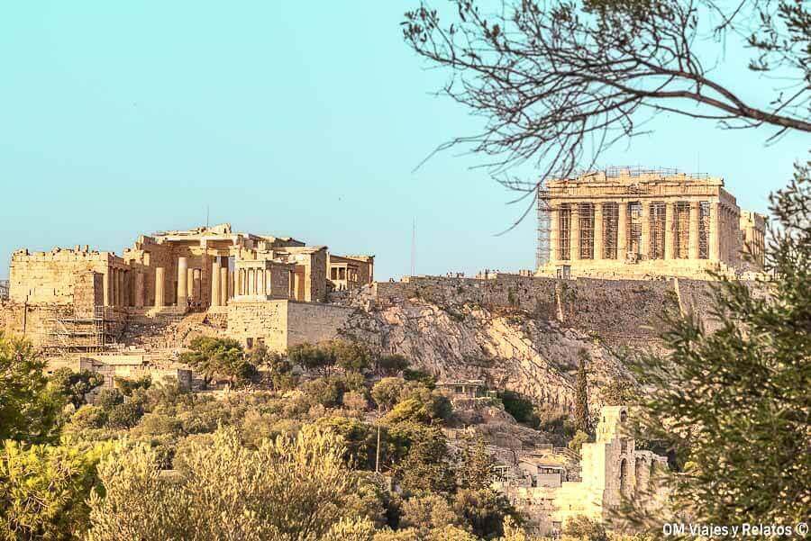 Vista panorámica de la Acrópolis de Atenas con el Partenón al fondo, una visita imprescindible en cualquier ruta sobre que ver en Atenas en 2 días.
