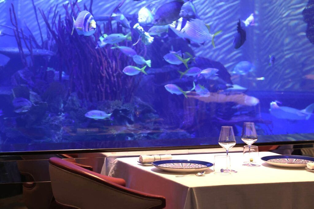 Al Maharab Restaurat, uno de los restaurantes de lujo en Dubai.