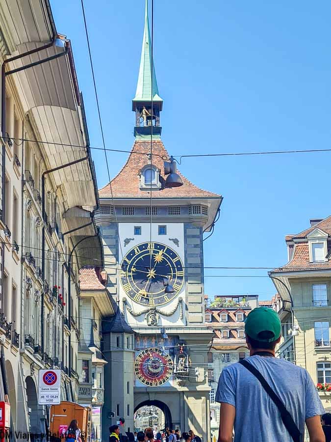 Viajero frente a la Torre del Reloj de Berna, una imagen ideal para ilustrar como tener internet en Suiza.