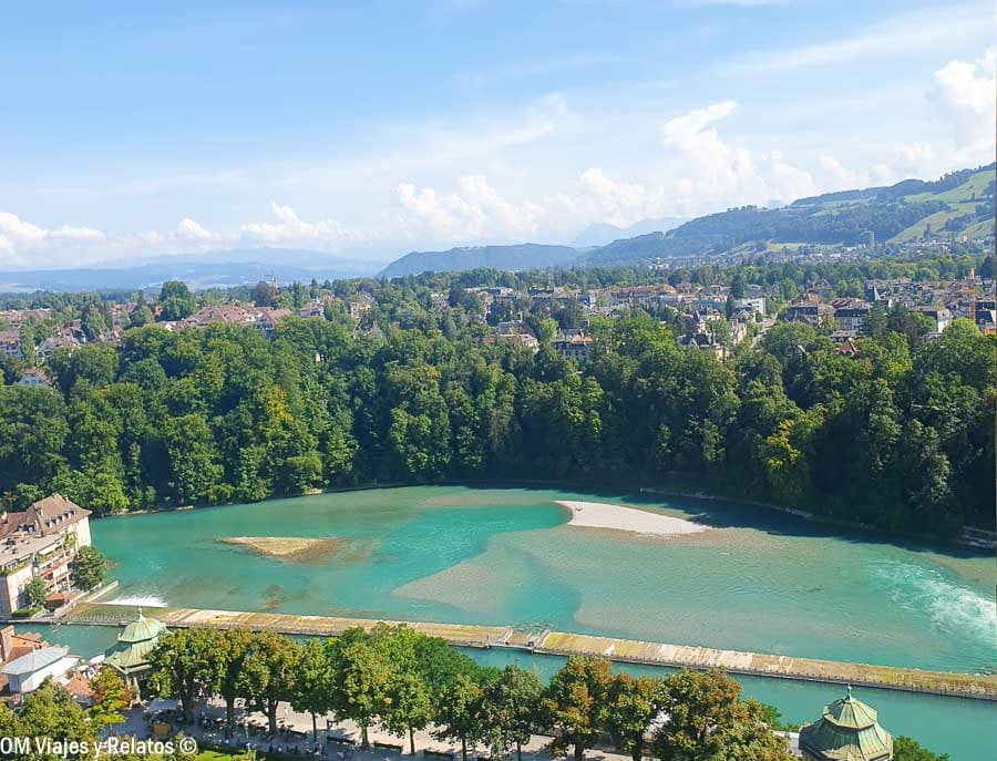 Vista del río Aare y la ciudad de Berna, una imagen ideal para ilustrar como tener internet en Suiza.
