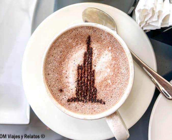 aperitivo-en-el-Burj-Khalifa-foto-de-un-chocolate-caliente-con-la-forma-del-Burj-Khalifa