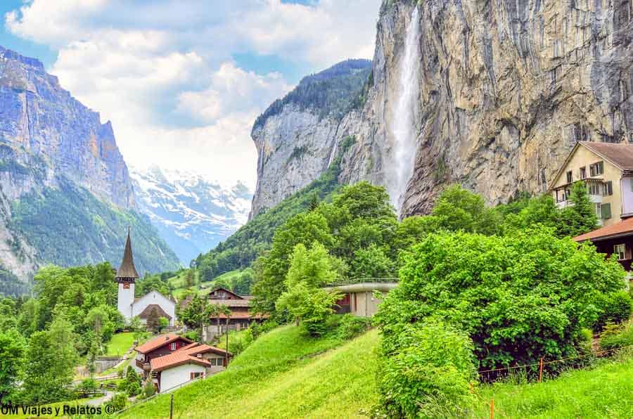 Valle de Lauterbrunnen con su cascada y paisaje alpino, una imagen ideal para ilustrar internet en Suiza.