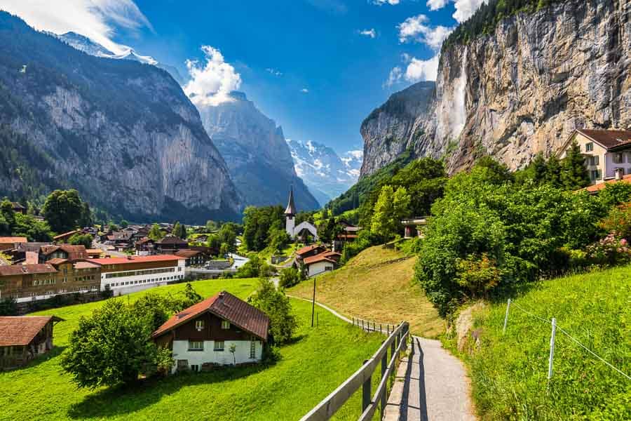 Valle de Lauterbrunnen con cascada y paisaje alpino, una imagen ideal para ilustrar internet en Suiza.