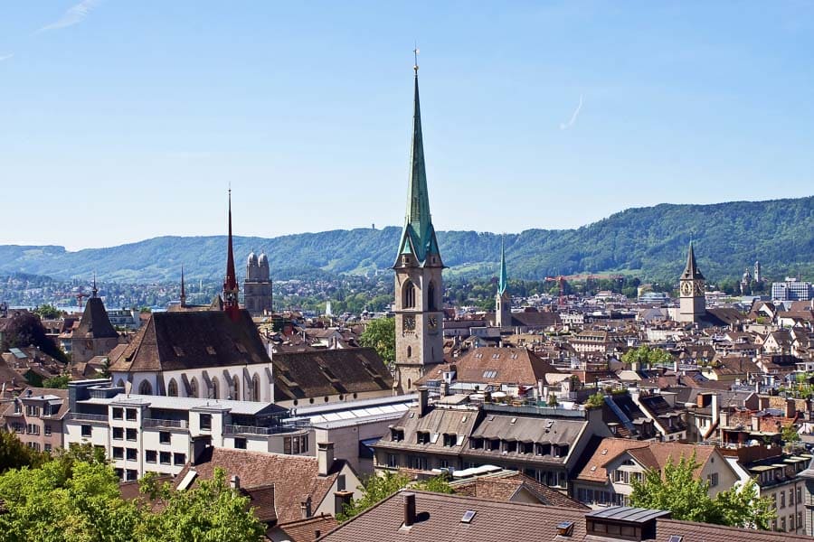 Vista panorámica del casco histórico de Zúrich, una imagen ideal para ilustrar internet en Suiza.