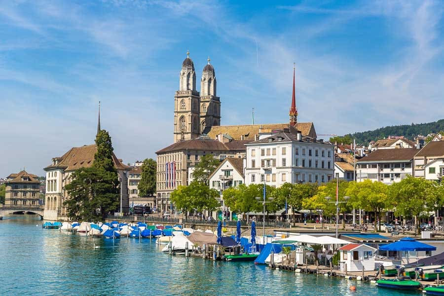 Vista del río Limmat y el casco histórico de Zúrich, una imagen ideal para ilustrar como tener internet en Suiza.