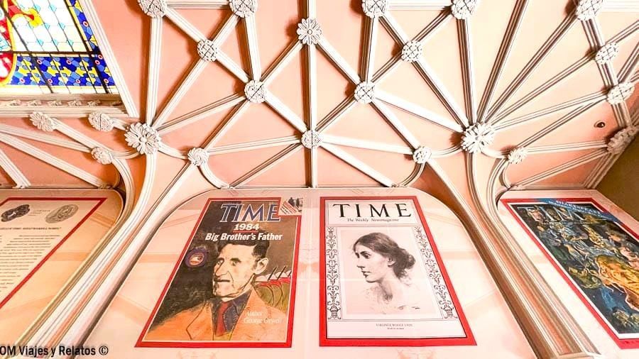 Portadas de la revista Time de George Orwell y Virginia Woolf en la Librería Lello, un detalle literario de la famosa librería de Harry Potter en Oporto.