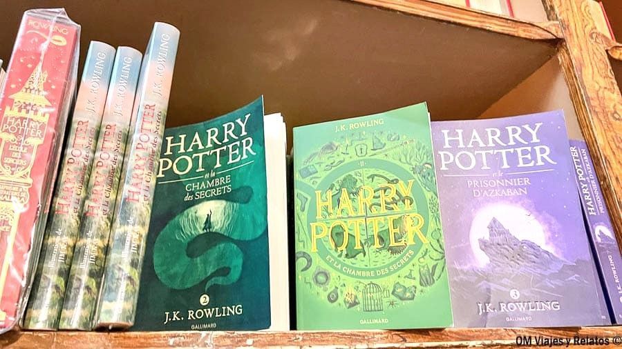 Libros de Harry Potter en francés en una estantería de la Librería Lello, un detalle mágico de la famosa libreria de Harry Potter en Oporto.